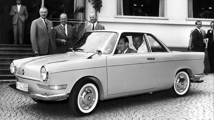 Unmittelbar nach der umjubelten Weltpremiere des BMW 700 auf der Frankfurter IAA 1959 trafen bei BMW 25.000 Vorbestellungen ein.