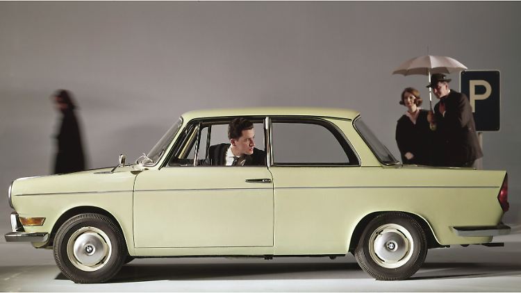 Im Frühjahr 1960 erhält die 700-Limousine bei verlängertem Radstand eine um 32 Zentimeter längere Karosserie und die Typenbezeichnungen BMW LS und BMW LS Luxus.