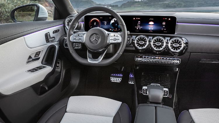 Im Inneren des CLA Shooting Brake grüßen die bereits erschienenen Mitglieder der Kompakt-Familie.