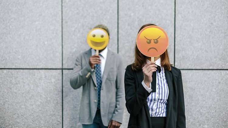 Die Deutschen scheinen selten zufrieden zu sein. Dabei kommt man gut gelaunt und optimistisch viel besser durchs Leben. Der Psychologe Michael Thiel erklärt, wie man nicht zum Dauernörgler wird.
