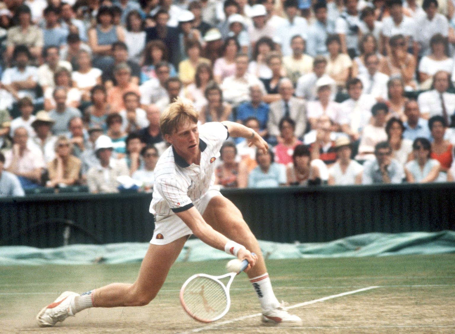 In Wimbledon blüht der ehemalige Tennis-Star Boris Becker noch heute auf. Hier erlebte er seine schönsten Erfolge, hier fühlt er sich wohl. Im All England Lawn Tennis and Croquet Club hat der Leimener und Wahl-Londoner 1985 als 17-Jähriger auf dem Heiligen Rasen triumphiert (Bild) ...