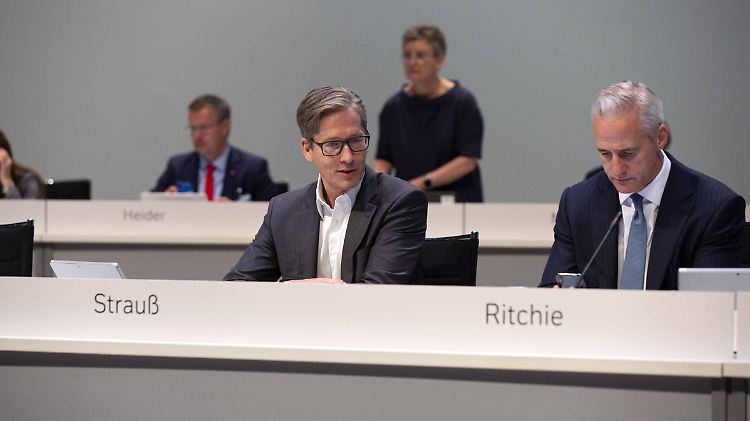 Strauß und Ritchie müssen ihren Stuhl zwar räumen, gehen aber nicht leer aus.