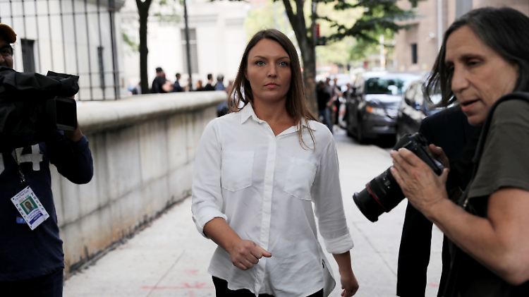 Courtney Wild soll eines der Opfer des Milliardärs gewesen sein. Auch sie sagte bei der Anhörung aus.