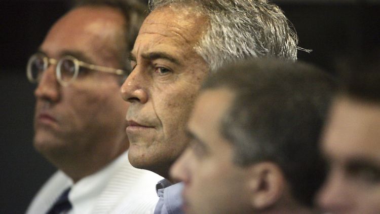 Die Anklagepunkte könnten Epstein eine Höchststrafe von 45 Jahren Gefängnis einbringen. 