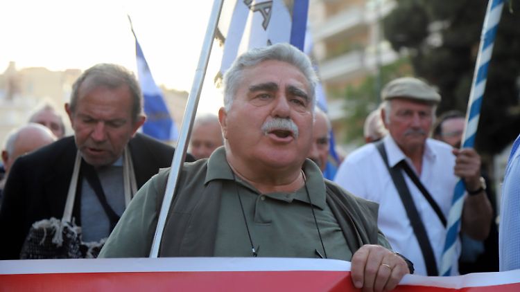 In Athen fordern immer wieder Demonstranten wie hier im Jahr 2018, dass Deutschland für die erlittenen Schäden des Zweiten Weltkrieges bezahlt.