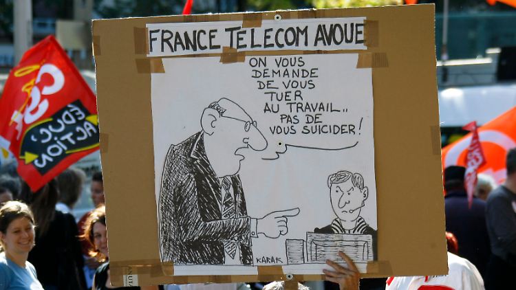Auf dem Plakat steht: "France Télécom gesteht: Ihr sollt euch bei der Arbeit kaputtmachen, nicht umbringen!"