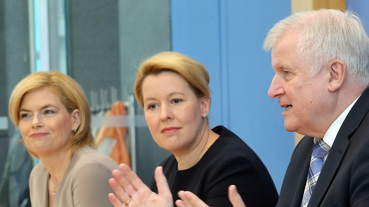 Horst Seehofer (r.) will Bundeseinrichtungen abseits der Metropolregionen ansiedeln.
