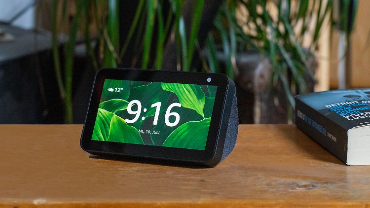 Der kleine Echo Show 5 passt gut auf einen Beistell- oder Nachttisch.