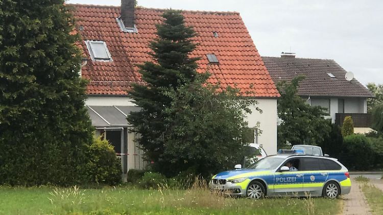 Die Toten wurden in einem Haus in einem ländlich gelegenen Wohngebiet gefunden.