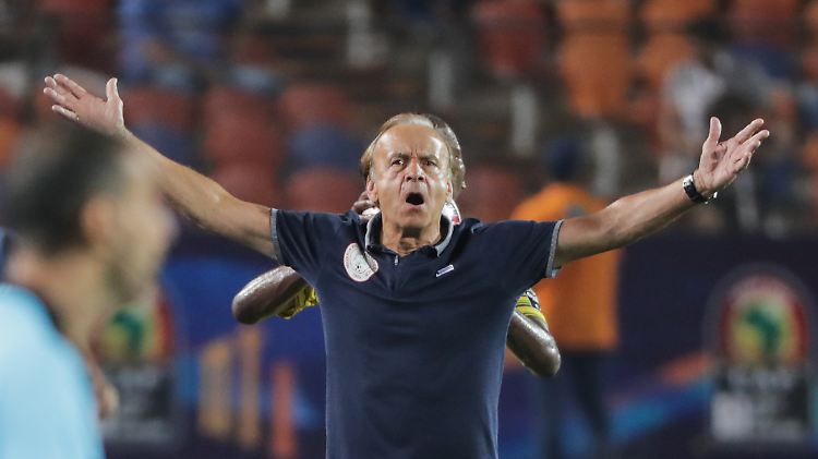 Nigerias deutscher Trainer Gernot Rohr feiert den Halbfinaleinzug seiner Super Eagles.