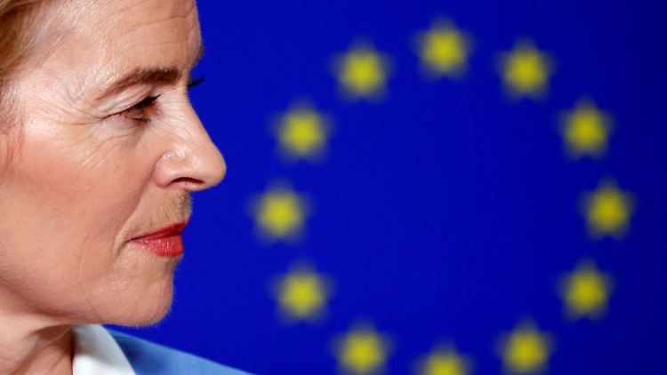Die SPD wirft Ursula von der Leyen einiges vor - etwa die Berateraffäre und die "Kostenexplosion" bei der Sanierung des Segelschulschiffs "Gorch Fock".