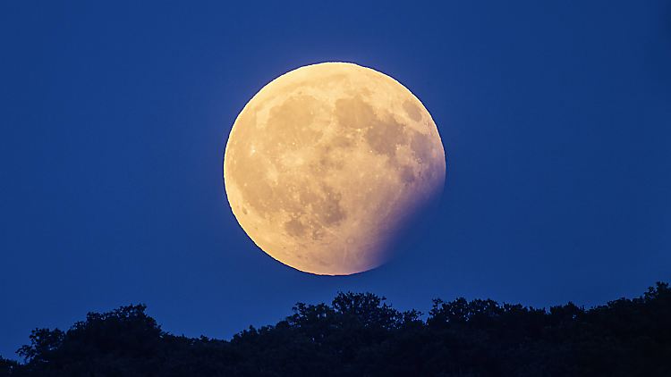 Um 23.30 Uhr am 16. Juli wird die größte Verfinsterung zu beobachten sein. Im Bild: Partielle Mondfinsternis über Stuttgart im Jahr 2017.