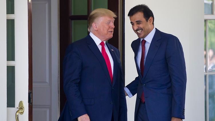 US-Präsident Trump und Scheich Tamim zeigen sich bester Dinge.