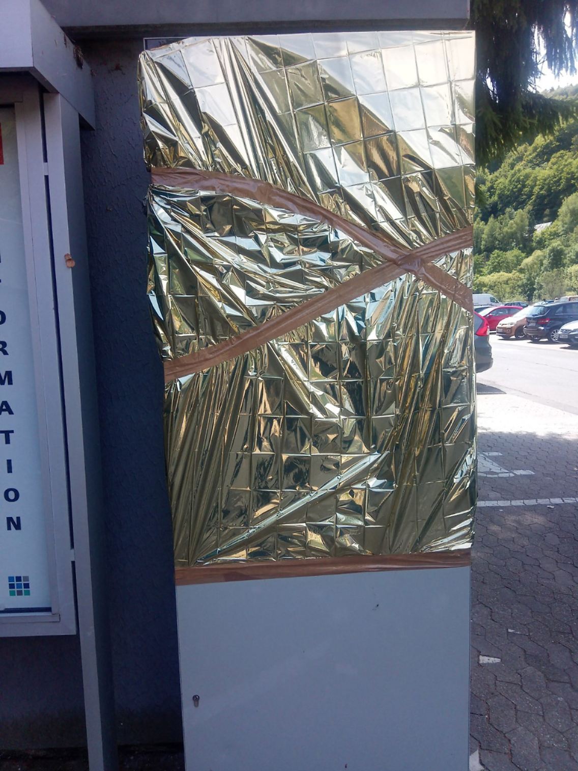 Weder Nacktbild noch Öffnungszeiten: Die Polizei hat den Infoscreen an der Burg Altena verklebt.