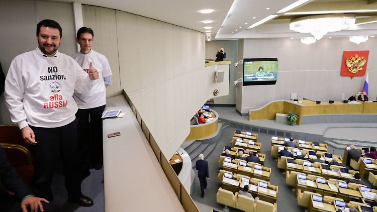 Salvini bei einem Besuch in der russischen Duma 2014. Auf seinem Sweatshirt steht "Keine Sanktionen gegen Russland".