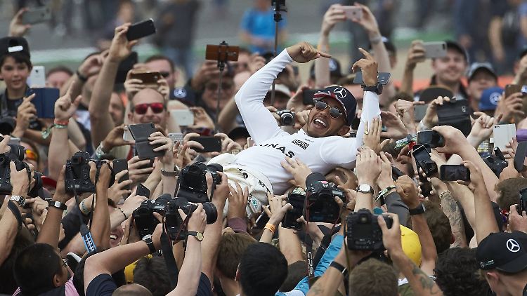 2017 gewann Lewis Hamilton zum vorerst letzten Mal in Silverstone. Die Fans wussten das zu feiern.