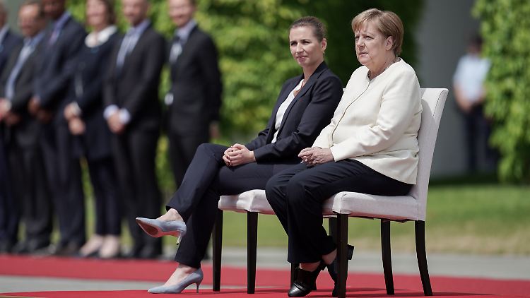 Für den Besuch der dänischen Ministerpräsidentin Frederiksen wurde das Protokoll geändert - und der Nationalhymne im Sitzen gelauscht.