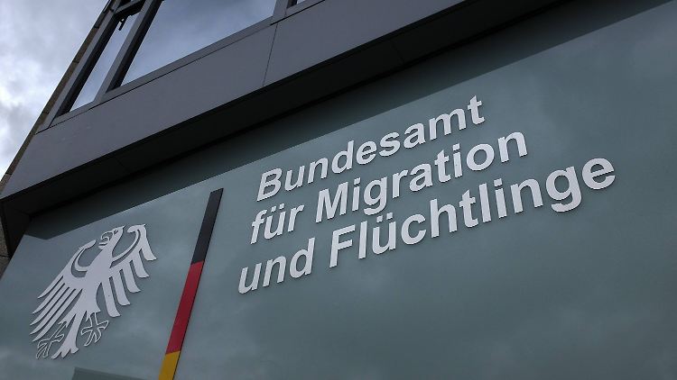 Ein mutmaßlicher Rechtsextremist hatte offenbar einen Job beim Bamf gefunden.
