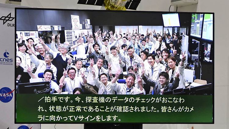 Die Erfolge der Raumsonde "Hayabusa 2" sorgen für Freude in Japan.
