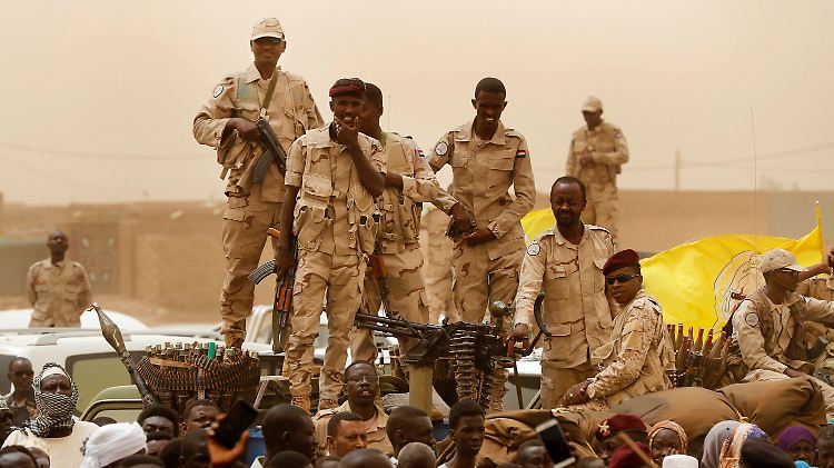 Nach dem Sturz von Omar al-Baschir hatte das Militär die Macht übernommen. Nun gibt es einen Kompromiss, der das Land zur Demokratie führen soll.
