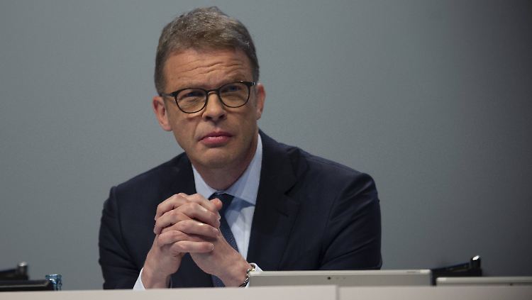 Christian Sewing hat nichts gegen Maßanzüge. Die Schneider sollten aber nicht gerade an einem Tag kommen, an dem Tausende Mitarbeiter ihre Jobs verlieren.