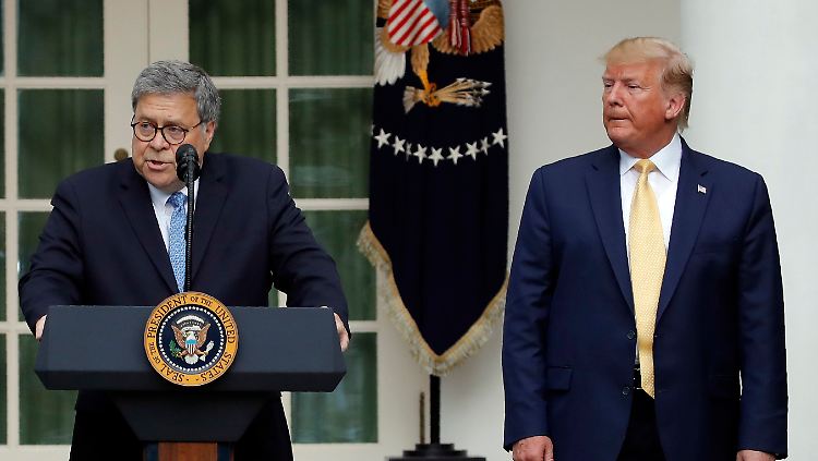 Trump neben Justizminister William Barr.