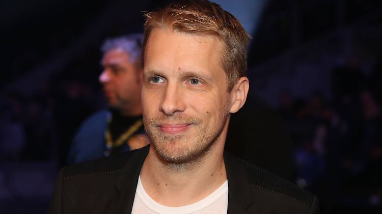 Er habe die Pokale "für einen guten Zweck" ersteigert, erklärte Oliver Pocher.
