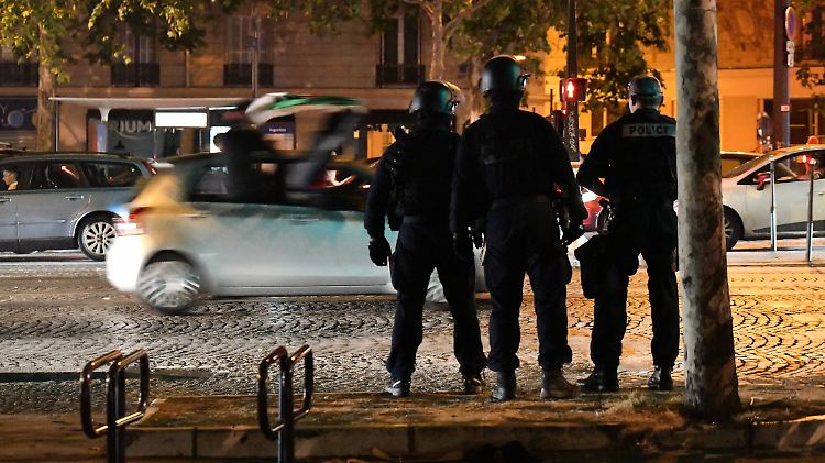 Polizisten auf dem Champs-Elysées in der französischen Hauptstadt.