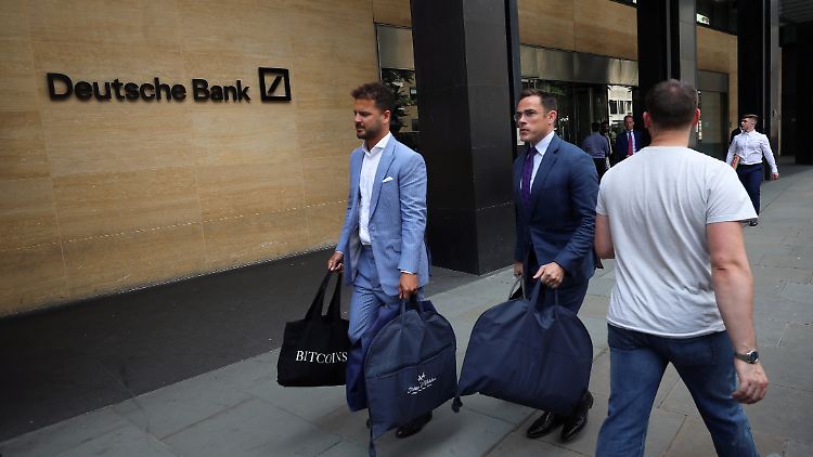 Mitarbeiter eines teuren Schneiders verlassen die Deutsche-Bank-Zentrale in London.