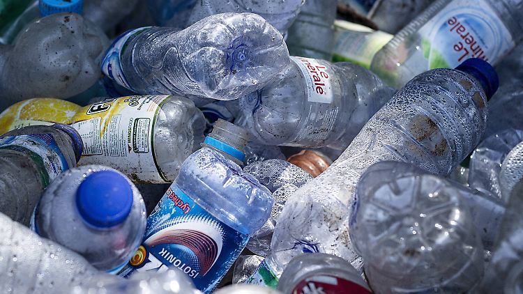 Die Bottle-Cap-Challenge soll auf die Überproduktion von Plastikflaschen aufmerksam machen.
