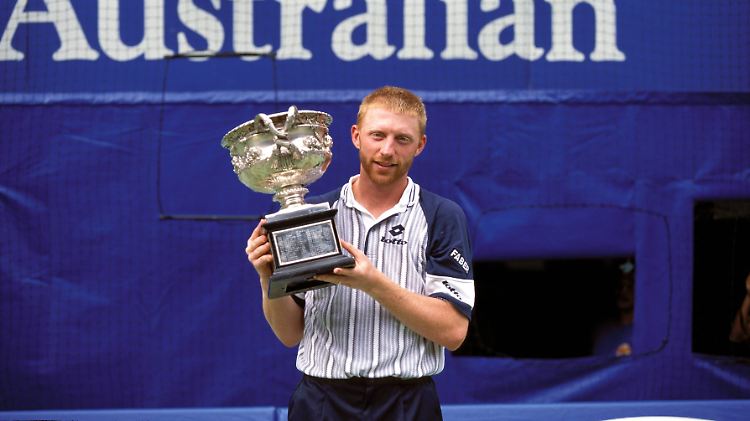 Boris Becker strahlt nach seinem Sieg bei den Australian Open 1996. Diese Trophäe lässt sich bislang nicht auffinden.