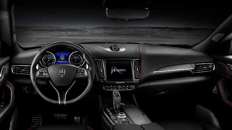 Die exklusive Trofeo Launch Edition bietet Carbon-Applikationen und eine schwarze Lederausstattung mit Kontrastnähten.