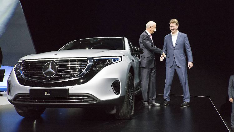 Stabübergabe im Mai: Zetsche geht, Källenius kommt. Nun steuert Daimler auf Milliarden-Verluste zu.