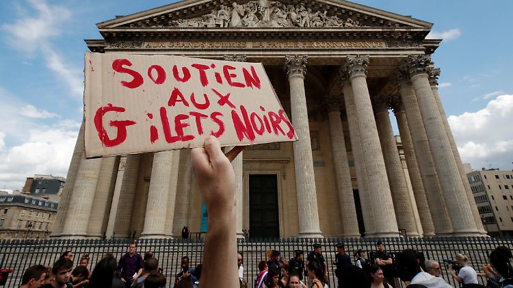"Unterstützung für die Schwarzwesten": In Paris sorgt eine Protestaktion in einem nationalen Symbolort für Aufsehen.