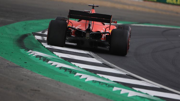 Rot dominiert: Auf den ersten beiden Plätzen landeten in der dritten Silverstone-Trainingssession die beiden Ferrari von Charles Leclerc und Sebastian Vettel.