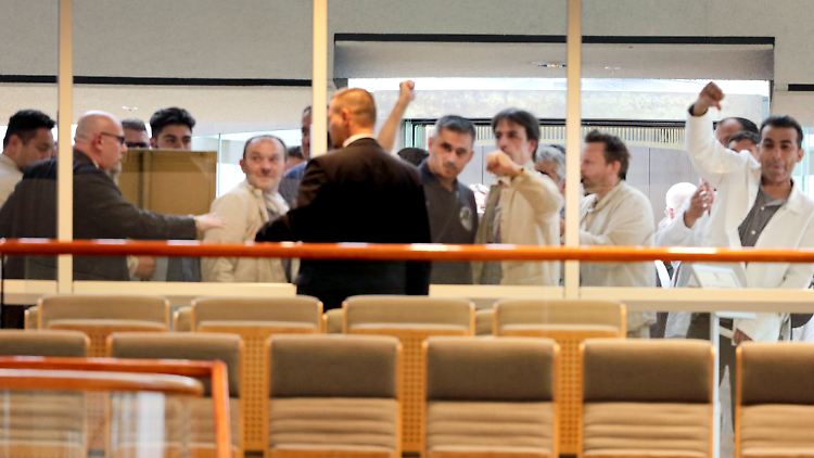 Männer in Bergmannsklamotten machen Stimmung im NRW-Landtag.