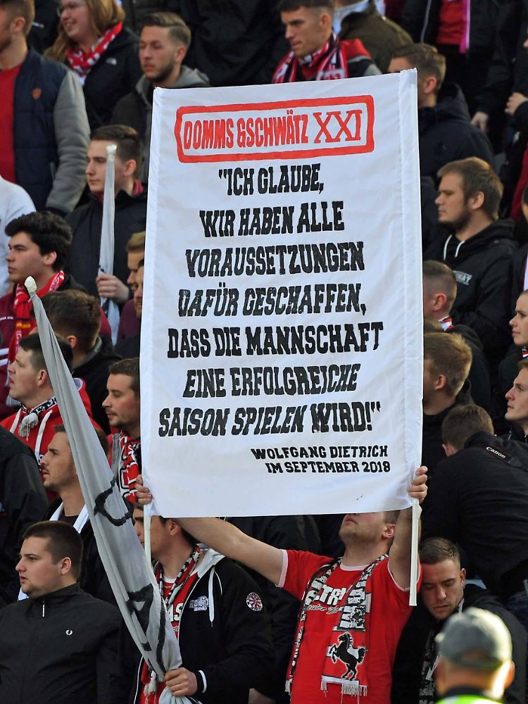 Fans des VfB zitieren Dietrichs "Domms Gschwätz" im Spiel gegen Hertha BSC am 32. Spieltag.