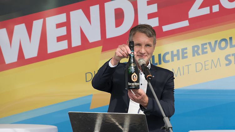 Sekt für den SPD-Politiker Schröter: Björn Höcke präsentiert sein höhnisches Geschenk.
