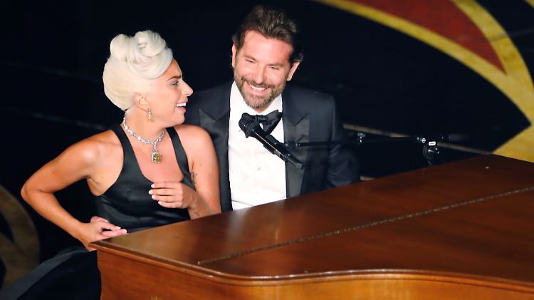 "Sehr beziehungsorientierter Typ": Bradley Cooper, hier mit Lady Gaga am Flügel auf der Oscar-Bühne.