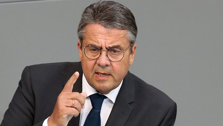 Sigmar Gabriel findet, dass der SPD-Vorsitz "fast schon wie ein infektiöses Kleidungsstück behandelt wird".