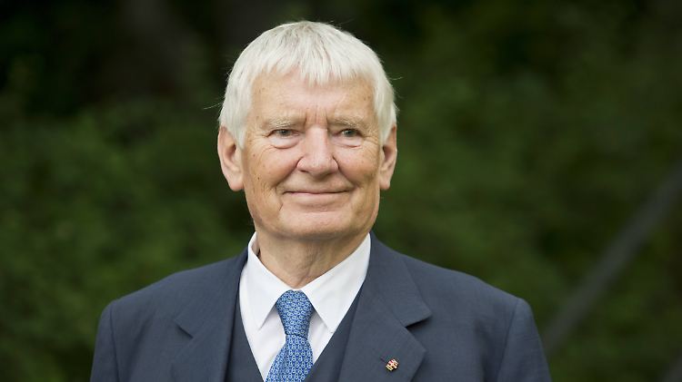 Schily war von 1998 bis 2005 Bundesinnenminister. Anschließend saß er bis 2009 im Bundestag.