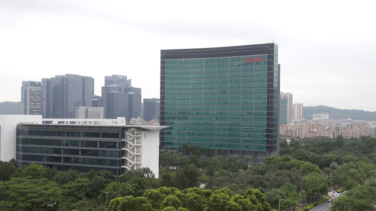 Die Konzernzentrale in Shenzen verspricht chinesischen Arbeitern in den USA Jobs in der Heimat.