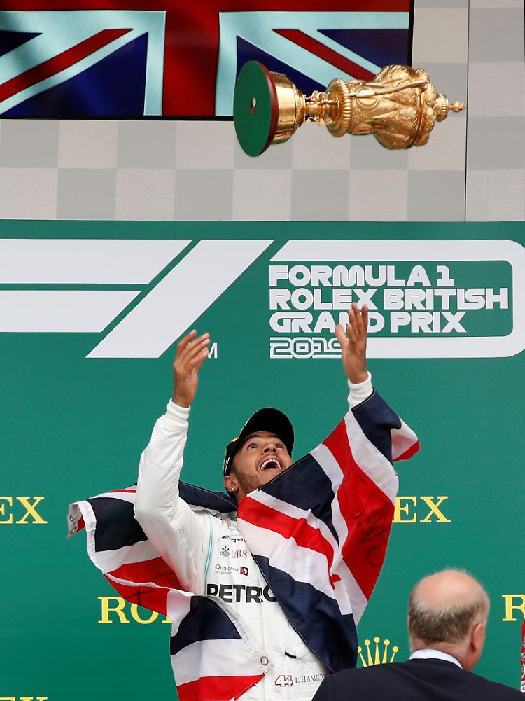 Überflieger: Lewis Hamilton, neuer Silverstone-Rekordsieger, und sein Siegerpokal.
