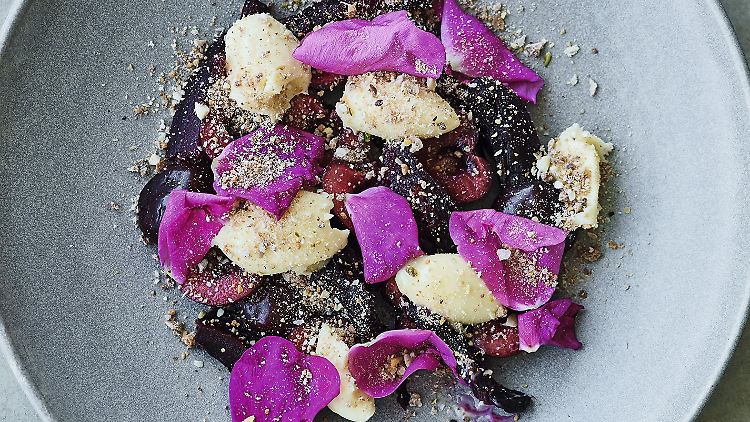"Immergrün" gibt's auch in Rot: Gebackene Rote Bete mit weißer Schoko-Creme und Kirschen als überraschendes Dessert.