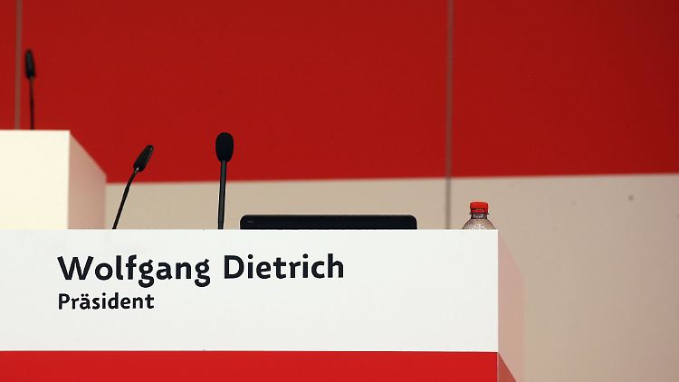Viele Vereinsmitglieder wünschen sich, dass der Platz von Präsident Wolfgang Dietrich nächste Saison leer bleibt.