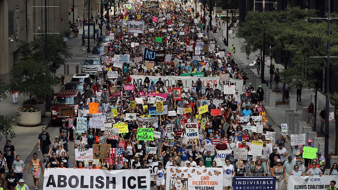 Tausende protestieren in Chicago gegen Trumps Einwanderungspolitik - inbesondere gegen die Inhaftierung von Kindern.