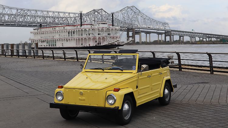 Während der VW 181 in Deutschland in Tarnfarbe fuhr, durfte er in den USA in Sonnengelb strahlen.