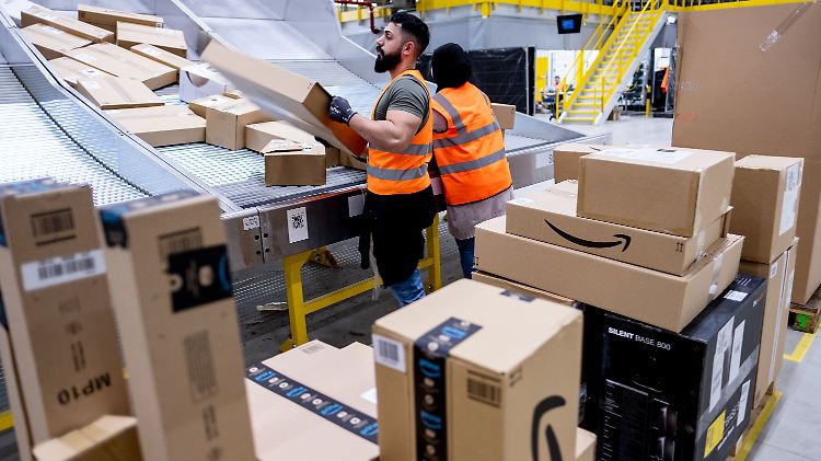 "Die überwältigende Mehrheit unserer Mitarbeiter arbeitet normal", sagt ein Amazon-Sprecher.