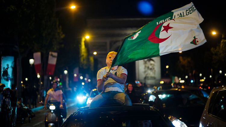 Algerische Fans feiern in Paris den Finaleinzug - andere rasten komplett aus.
