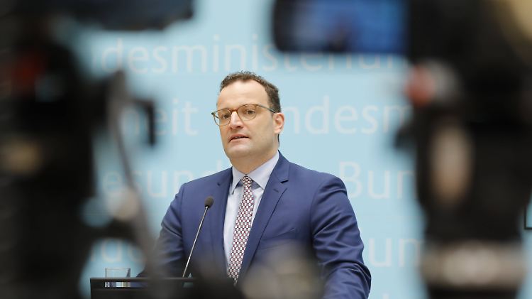 Spahn hofft, dass kosovarische Pflegekräfte in Deutschland die Lücken füllen. 